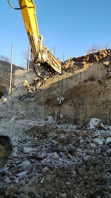 Механизированный демонтаж подпорной стены