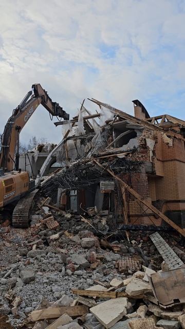 Механизированный демонтаж кирпичного дома