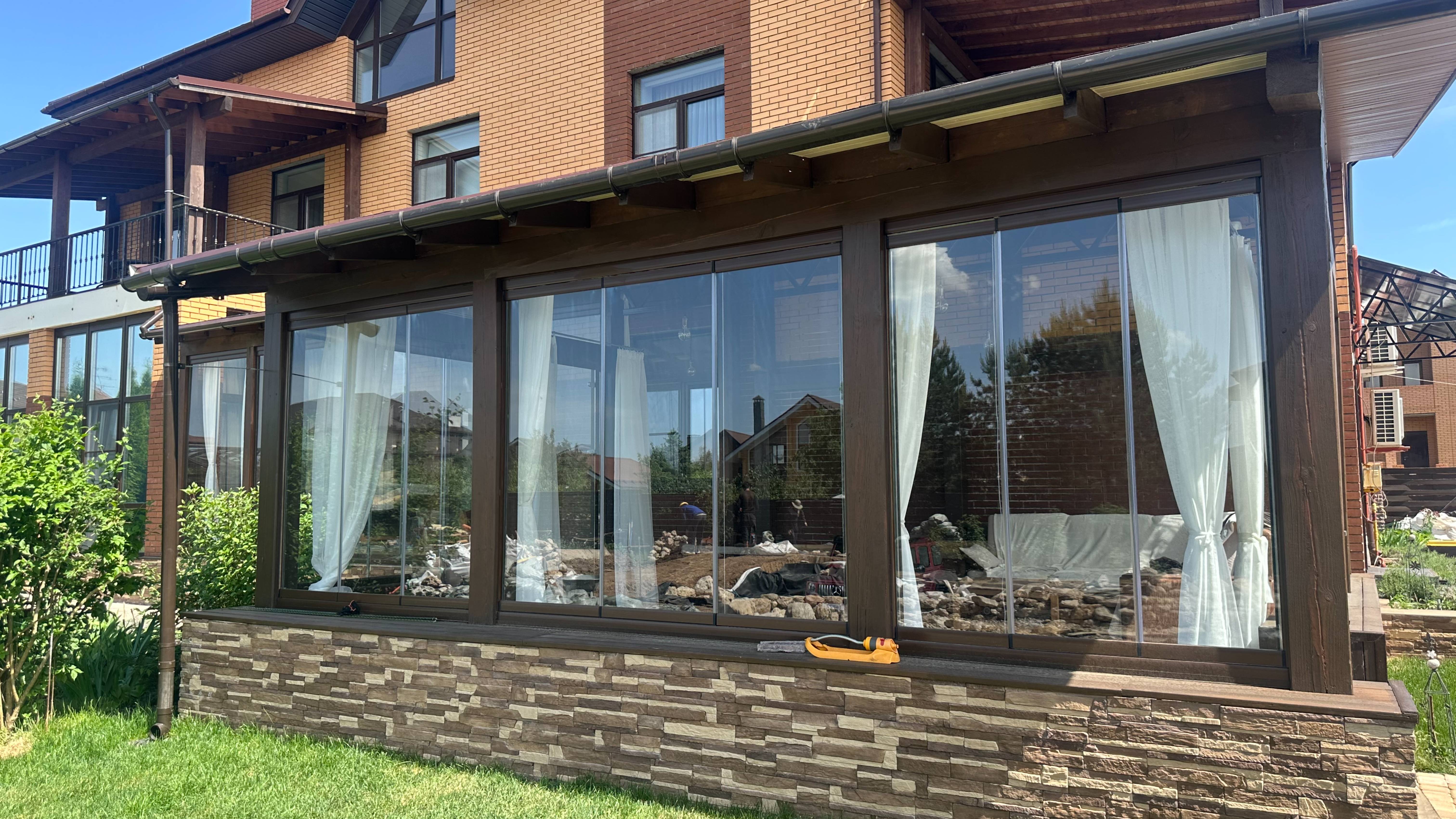 Безрамное остекление книжка, система Albert Genau (Турция). Стекло закаленное 10 мм.