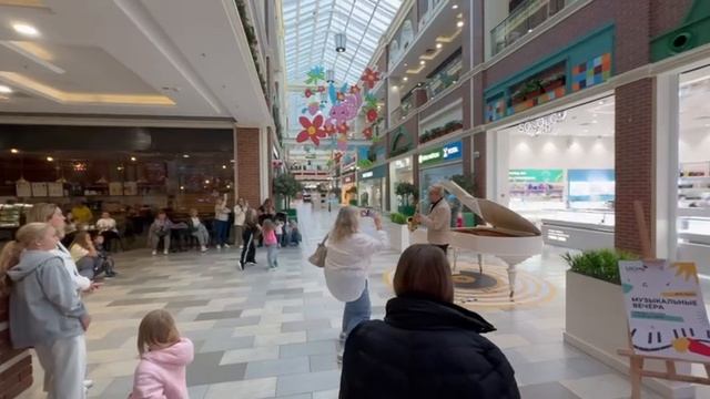 Выступление FREE PIANO в ТРЦ ИЮНЬ