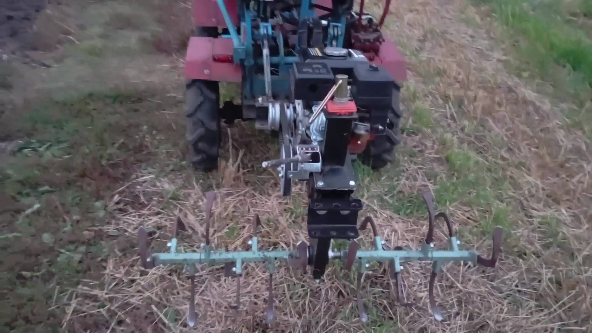 работа трактором с активной фрезой по сидератам.