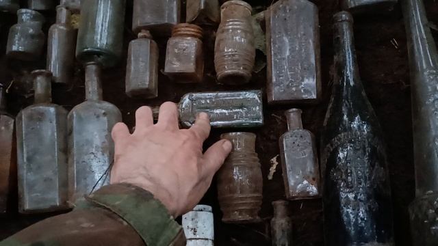 Царские бутылки, пивная Густав Кунцендорф Рига и водочная Петра Смирнова.