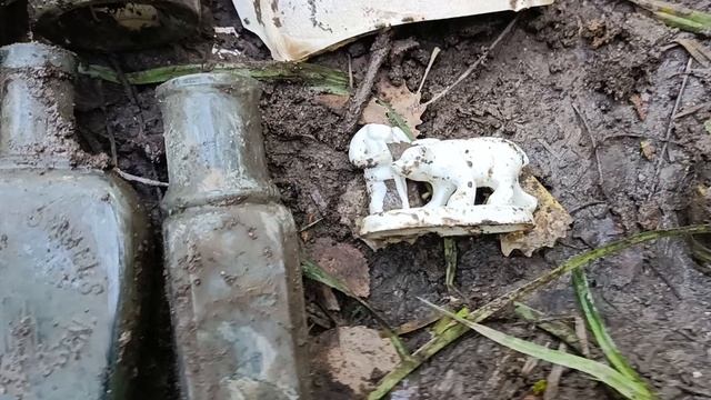 Откопал фигурку человек с медведем.