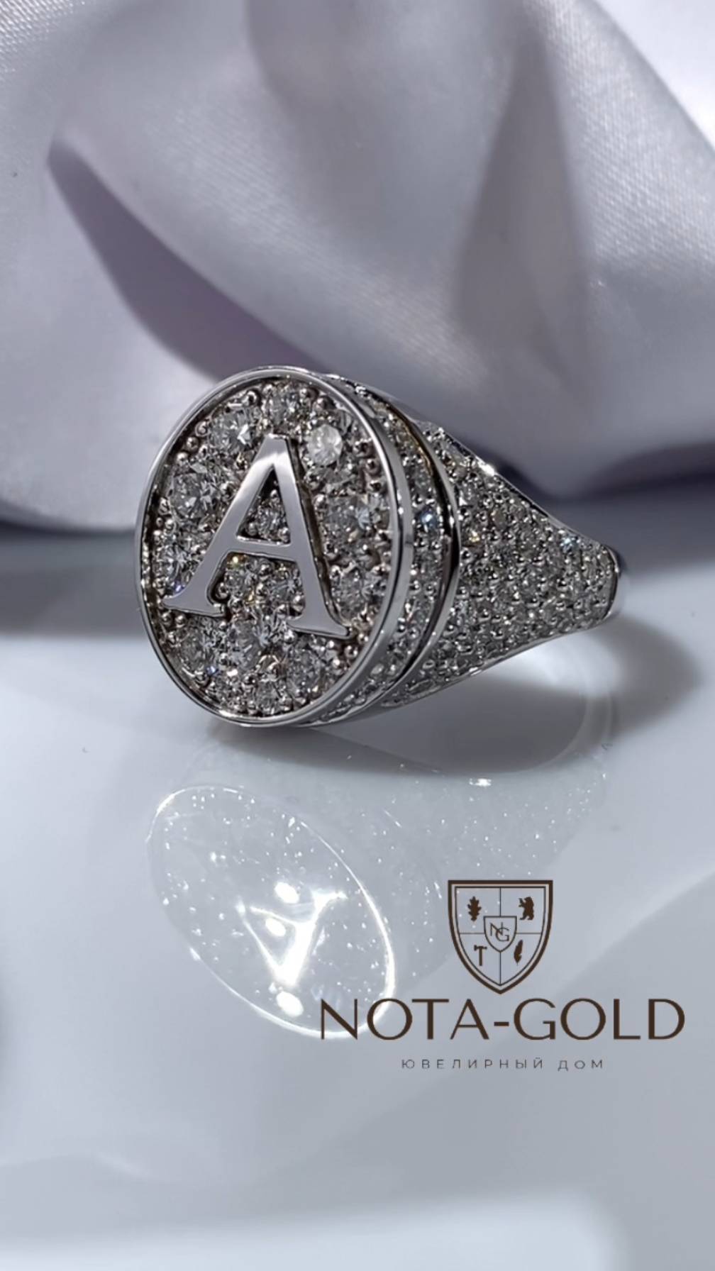 Мужское кольцо печатка с монограммой А из белого золота с бриллиантами