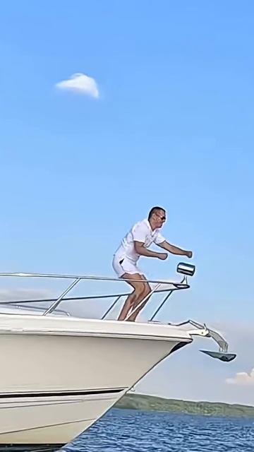 WaterLine Aura #boat #water #yacht #yachtlife #chaparral #signature