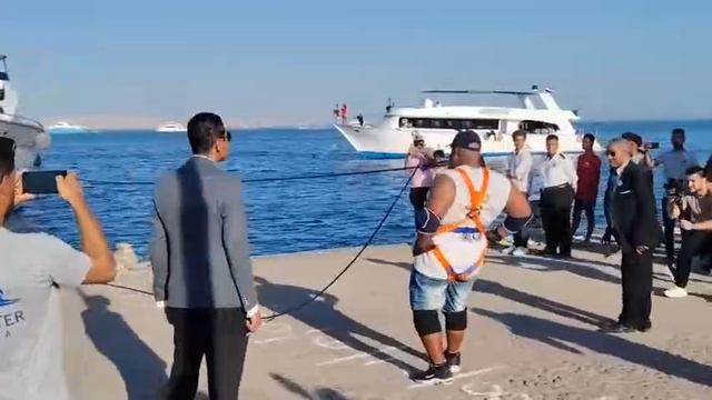 Египтянин сдвинул зубами судно весом 700 тонн