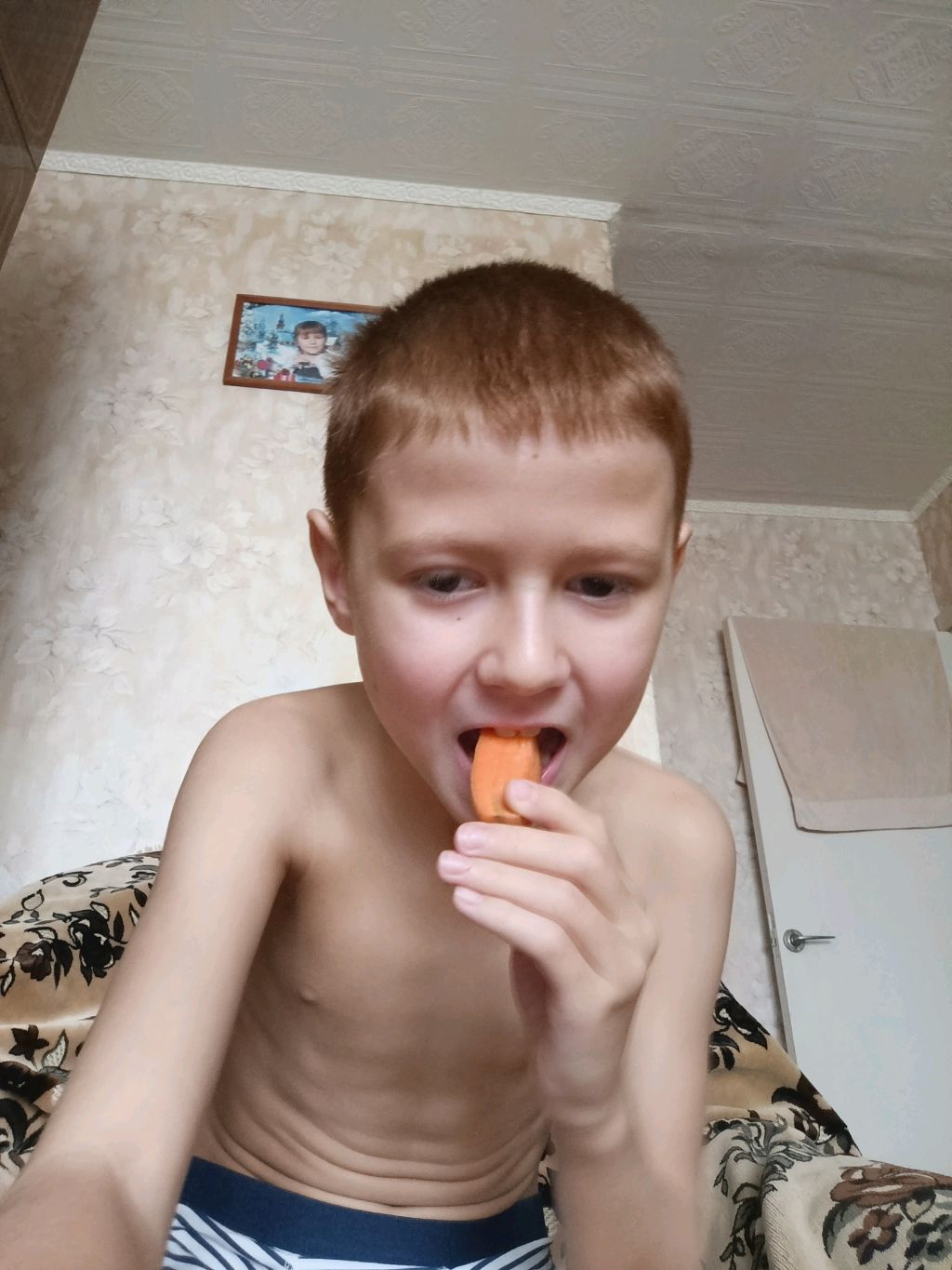 ем банан и морковь