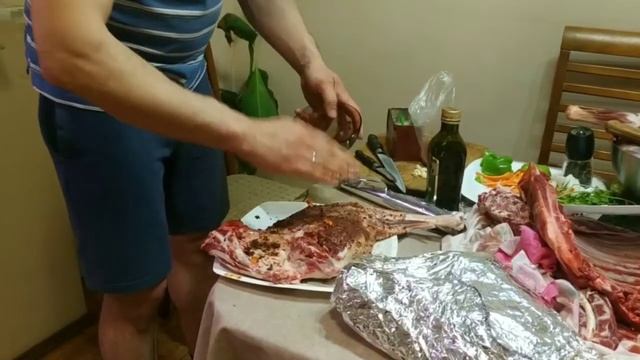 Запеченая баранина в очаге на углях.