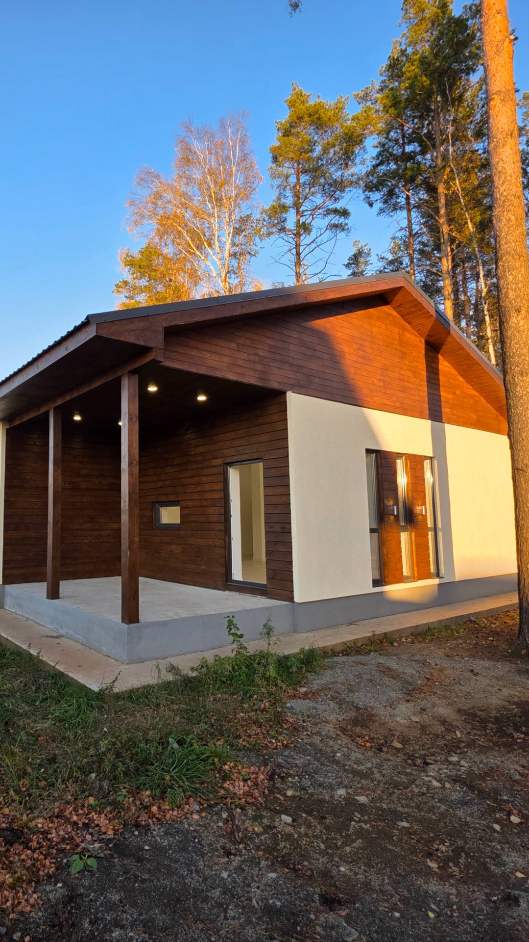 В продаже одноэтажный дом в лесу в самом тихом месте поселка.