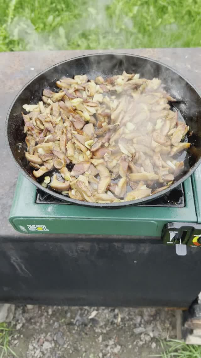 Красные рыжики на сковороде.