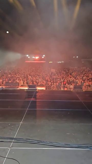 Десятки тысяч зрителей на Мире Сибири не отпускают Gurude