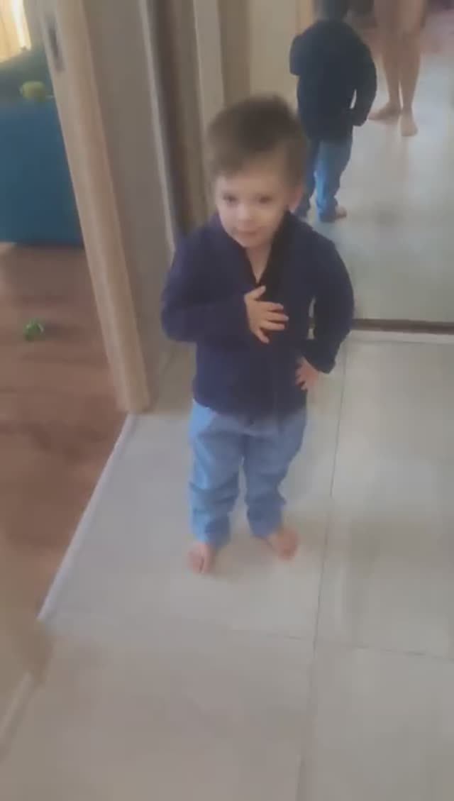 Малыш хочет быть модным.