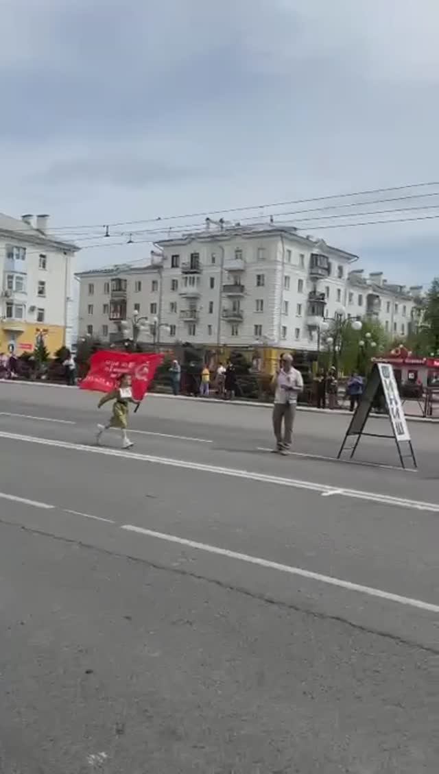 Внучка гордо бежит с флагом России.