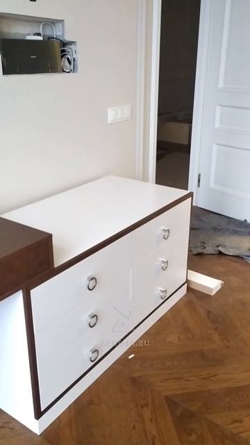 Комод пот ТВ и туалетный столик/рабочее место в спальне. МДФ эмаль + шпон дуба