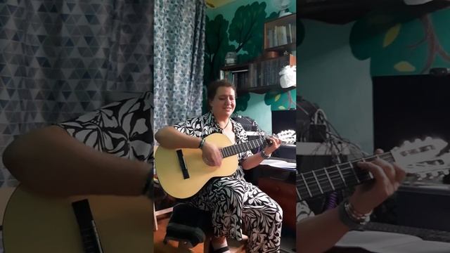 Екатерина исполняет песню