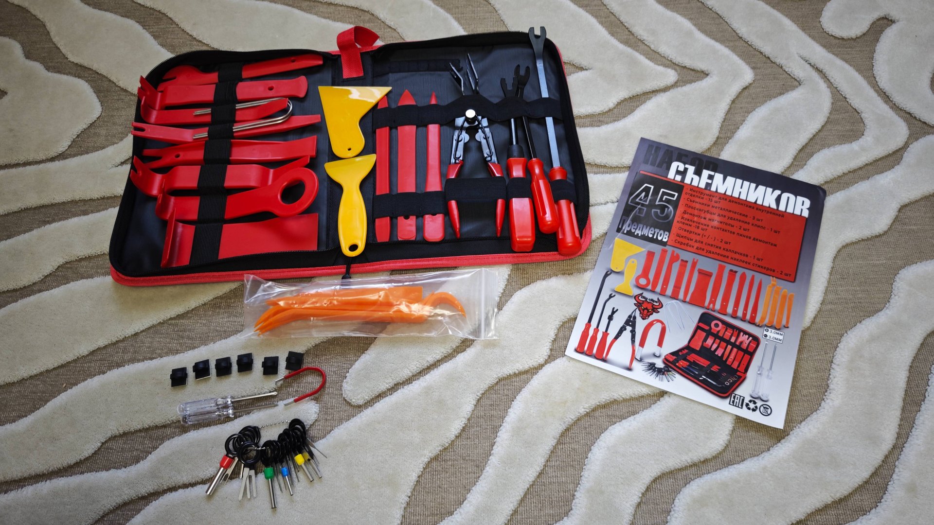 Большой набор разнообразных съемников.