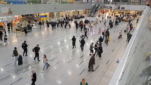 Приехали в Адлер на вокзал, а там идут съемки фильма.