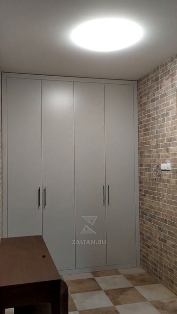 Современный встроенный шкаф в прихожую