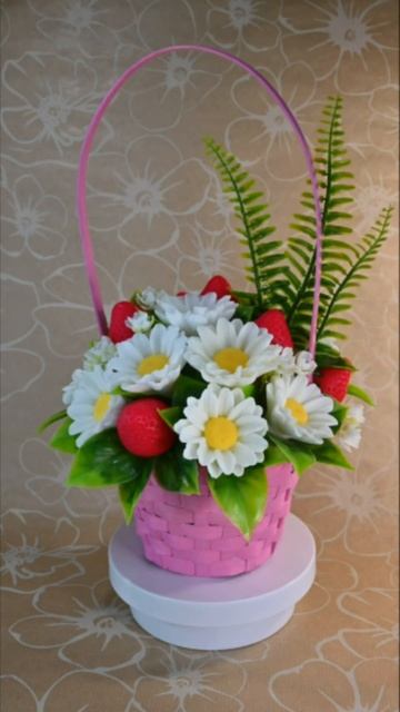Букет из мыла в корзинке. Ромашки с клубникой. #мыло #soap