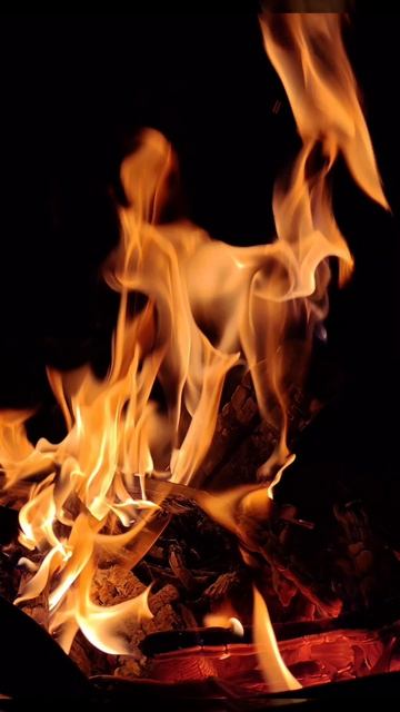 На огонь костра можно смотреть бесконечно. А какой же приятный и успокаивающий треск его поленьев!