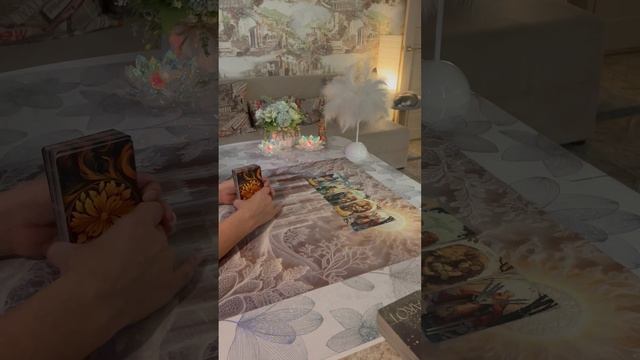 Что происходит у мужчины в текущий момент времени?