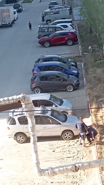 Алкаши за окном - друг в беде не бросит