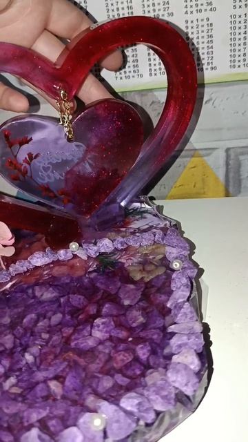 Любимой маме подарок на день рождения. Подставка с сердечком и вазой для цветов.