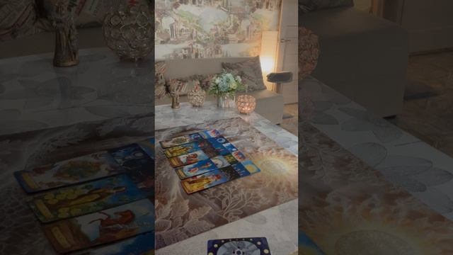 С кем мужчина вас обсуждает и о чем говорит?