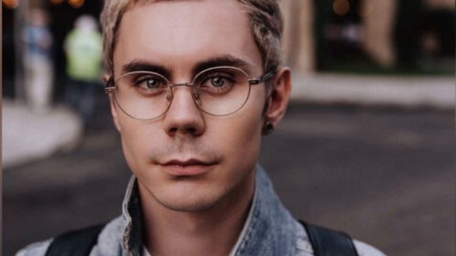 человек в очках скачать обои.