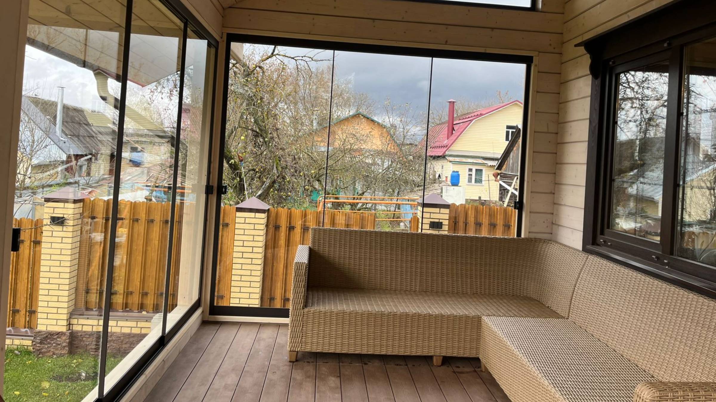 Алюминиевое раздвижное безрамное остекление веранды.