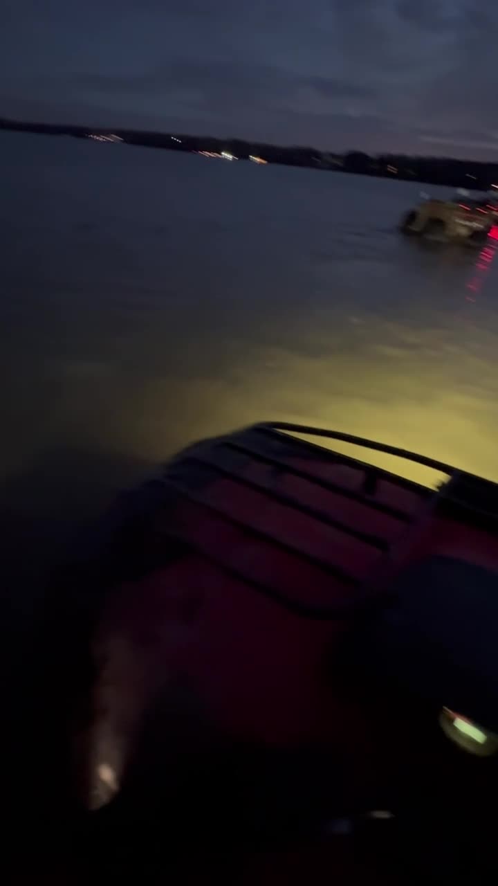 Мы с папой плывем по реке на джипе!!! 👻👻