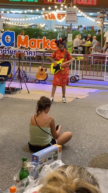 Таиланд. Пхукет. Девочка мощно рубит на гитаре.