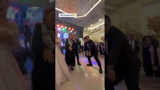 61-летняя бабуля зачитала Gangsta's Paradise на казахской свадьбе.