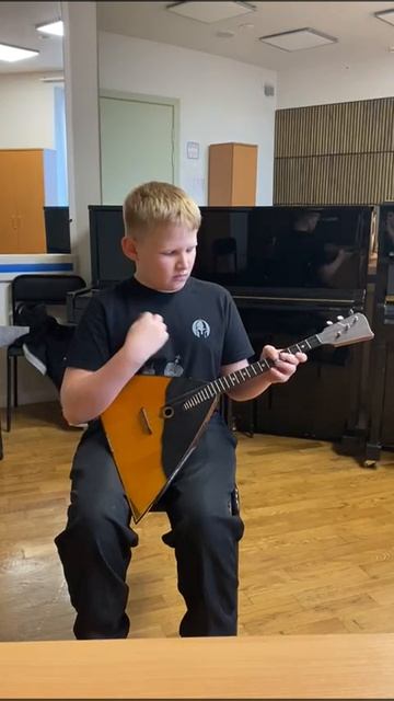 Плясовой наигрыш. Б.Феоктистов. Исполняет Артём Кузьмин 3 класс. Балалайка.