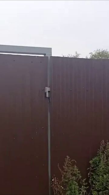 Скрытая перекладина над калиткой