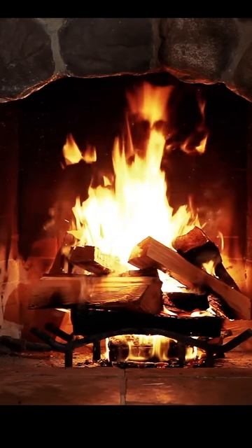 15 секунд уюта — живой камин и треск дров 🔥