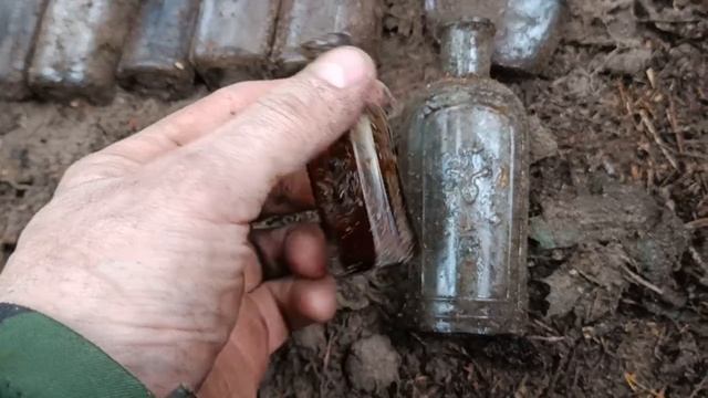 Докопал яму. Пара медицинских бутылок с орлами