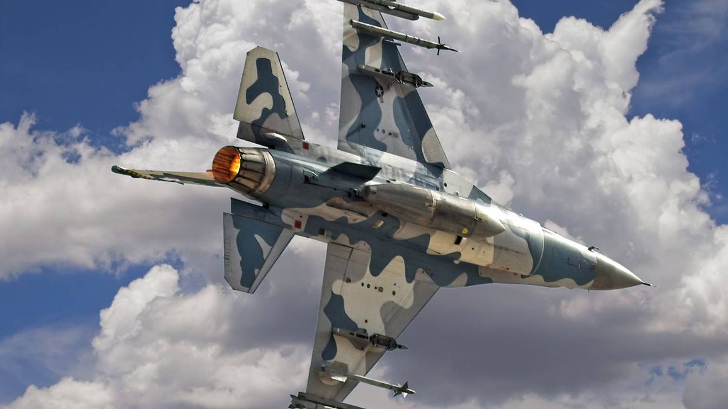 F-16 Viper. Boom&Zoom