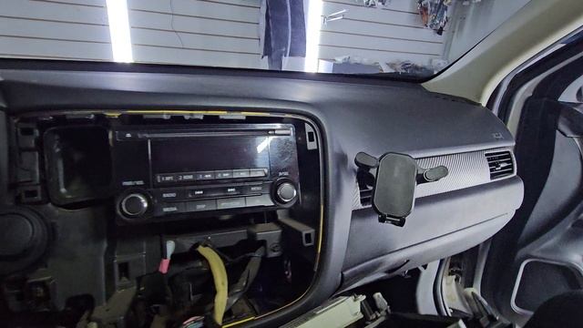 Как снять штатную магнитолу Mitsubishi Аутлендер 3 2012 2013 2014 2015 2016 2017 2018 2019 2020 2021