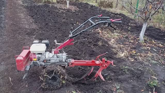 Завершил сезон 2025 вспашкой усадьбы