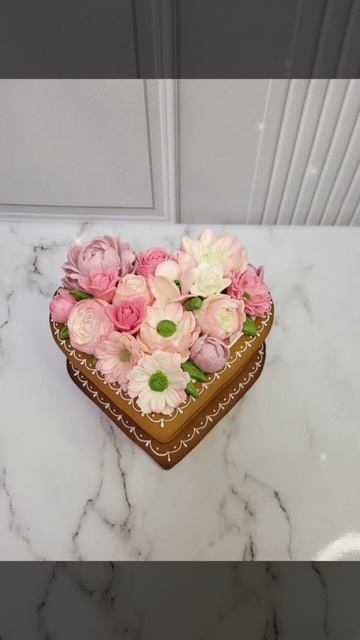 шкатулка из медовых пряников и зефирные цветы.