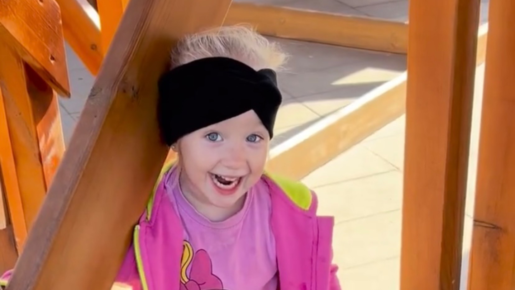 AF/Милана Фирсанова на прогулке в парке с бабушкой и дедушкой -2025.