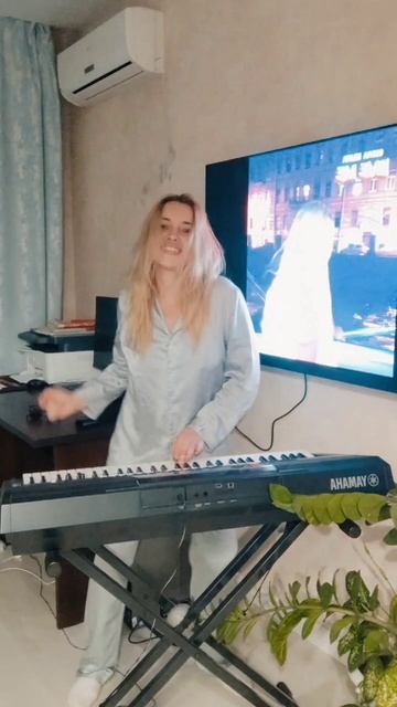 Пижамная вечеринка. Трек Love Me