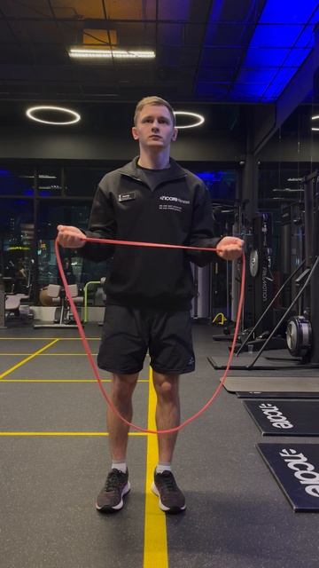 Вращение плеч с резиной стоя