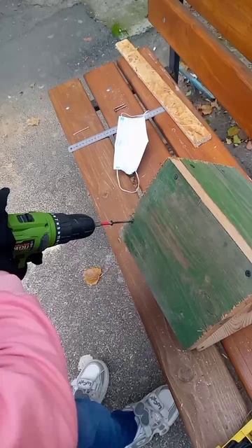 Лера делает скворешник