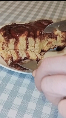 Булочки с корицей и шоколадной глазурью.