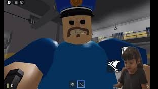 Настя пытается сбежать от Барри в игре Roblox.