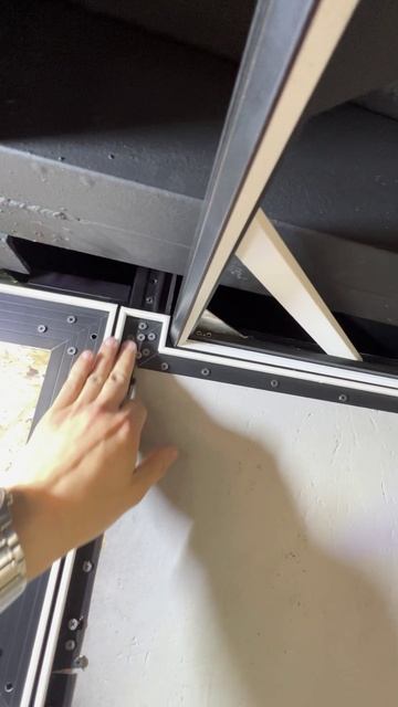 Стык натяжной тихой стены с натяжным потолком