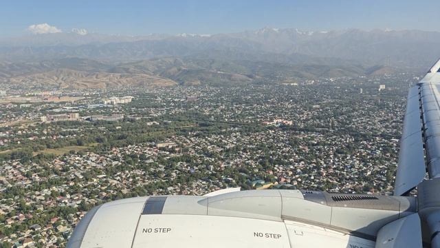 Посадка в Алматы. Заход над городом с видом на горы. Airbus A320neo Air Astana.