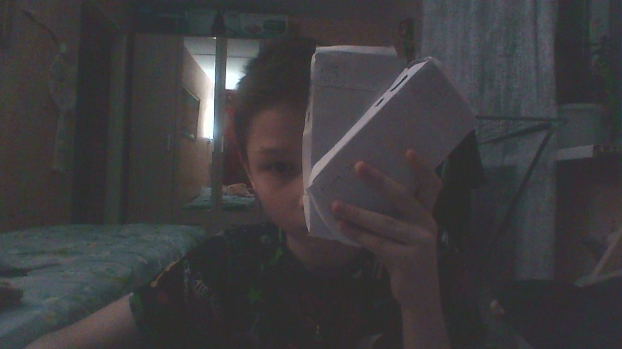 краш тест над двумя бумажными телефонами